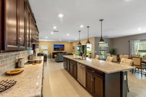 #490-Modern home with private pool with spa and close to attractions