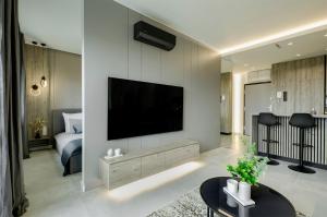 SKY Home- Penthouse Sky -Manufaktura, Bezpłatny, Parking, Klimatyzacja, Dostęp na Kod