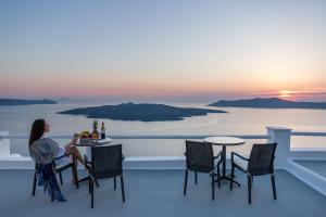 Junior Sunset Suite with Hot Tub and Caldera View