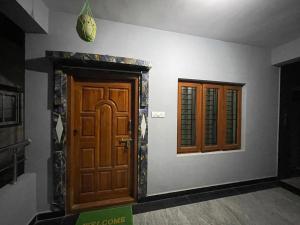 Servostay Fully Furnished 3 BHK with Parking in Prime Area - 2nd Floor