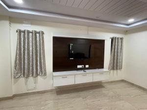 Servostay Fully Furnished 3 BHK with Parking in Prime Area - 2nd Floor