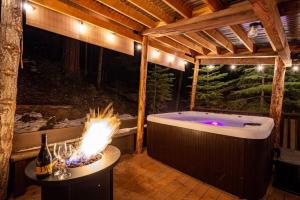 Corlieu Falls Cabin in Sugar Pine 8 miles from Yosemite with Gazebo, Hot tub a shack and Bar top