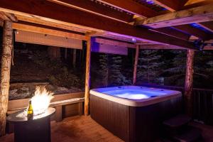 Corlieu Falls Cabin in Sugar Pine 8 miles from Yosemite with Gazebo, Hot tub a shack and Bar top