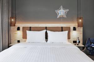 Moxy Queen Sleeper, Guest room, 1 Queen             room in Moxy Darmstadt