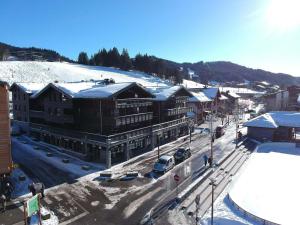 Appartement neuf aux Gets, au pied des pistes et du centre, avec terrasse et services inclus - FR-1-623-50