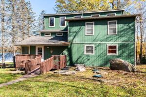 Waterfront Stagshead Lakehouse at Lake Arrowhead