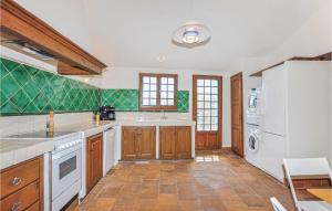 Maisons de vacances 3 Bedroom Nice Home In Taulis : photos des chambres