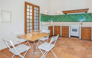Maisons de vacances 3 Bedroom Nice Home In Taulis : photos des chambres