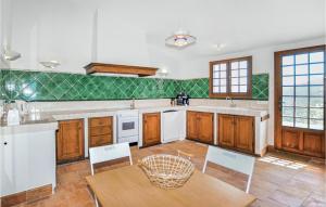 Maisons de vacances 3 Bedroom Nice Home In Taulis : photos des chambres
