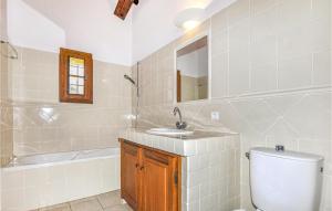 Maisons de vacances 3 Bedroom Nice Home In Taulis : photos des chambres