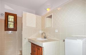 Maisons de vacances 3 Bedroom Nice Home In Taulis : photos des chambres
