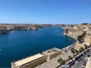 Valletta Majestic Grand Harbour View 3-Bedroom by Malta Weekend