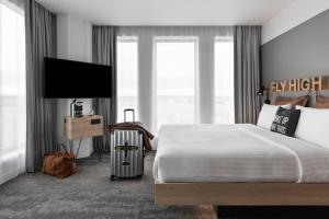 Hotels Moxy Lyon Airport : Chambre plus Spacieuse avec 1 lit Queen-Size Moxy Biggy - Non remboursable