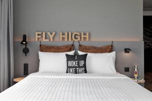 Hotels Moxy Lyon Airport : Chambre plus Spacieuse avec 1 lit Queen-Size Moxy Biggy - Non remboursable