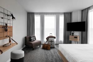 Hotels Moxy Lyon Airport : Chambre plus Spacieuse avec 1 lit Queen-Size Moxy Biggy - Non remboursable