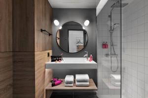 Hotels Moxy Lyon Airport : Chambre Lit Queen-Size Moxy - Vue sur Piste