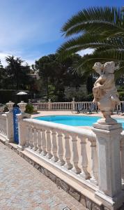 Maisons de vacances GITE LES PINS piscine chauffee jardin privatif climatisation Wifi parking : photos des chambres