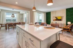 Lake View - 2 Bedrooms 2 Baths Condo 206