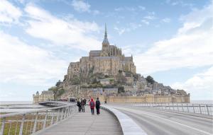 4 Bedroom Cozy Home In Montsenelle