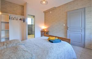 Maisons de vacances 4 Bedroom Cozy Home In Montsenelle : photos des chambres