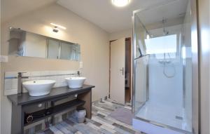 Maisons de vacances 4 Bedroom Cozy Home In Montsenelle : photos des chambres