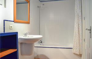 Maisons de vacances 3 Bedroom Lovely Home In Hendaye : photos des chambres