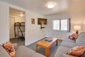 Woodsy Family Retreat 11 Mi to Raystown Lake!