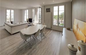 Appartements Beautiful Apartment In Royan With Wifi And 2 Bedrooms : photos des chambres