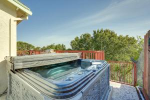 obrázek - Vallejo Home with Spacious Deck, Hot Tub and Views