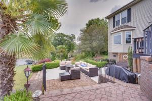 obrázek - Lakefront Home with Outdoor Oasis, Kayaks, Dock