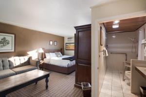 Signature Room, 1 King Bed, Disability Access room in The Inn at Tomichi Village