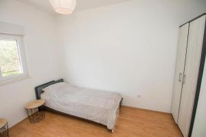 Apartments with parking space Omis - 21058