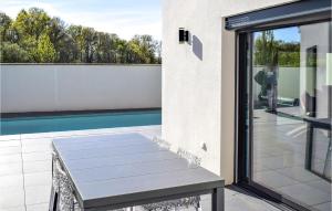 Maisons de vacances Awesome Home In Lons With Outdoor Swimming Pool, Wifi And 4 Bedrooms : photos des chambres