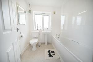 Stylish 3 bed house, large garden, Parking, WiFi - Esho Stays