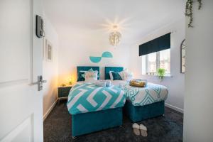 Stylish 3 bed house, large garden, Parking, WiFi - Esho Stays