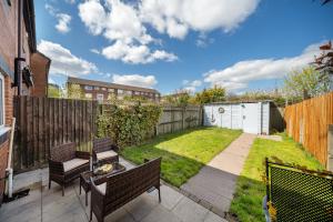 Stylish 3 bed house, large garden, Parking, WiFi - Esho Stays
