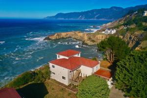 Stunning Oceanview Shelter Cove! by OceanviewHotTubs Oceanfront! Tesla EV station