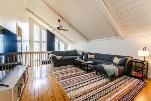 Leaf-Peeping at Oak Ledge! Trails,Tastings,Peace