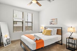 Modern 2BR CozySuites on Town Lake waterfront 11