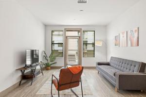 Modern 2BR CozySuites on Town Lake waterfront 11