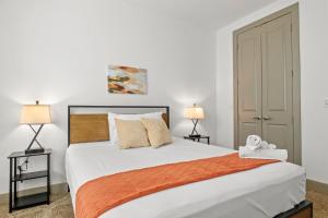 Modern 2BR CozySuites on Town Lake waterfront 11