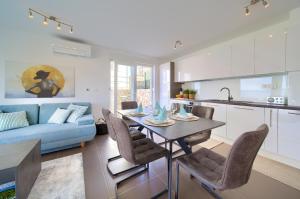 VILLA SOLIS LACUS modern Apartment - private heated pool - Air Conditioning -Smart TV - Free parking