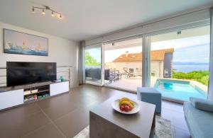 VILLA SOLIS LACUS modern Apartment - private heated pool - Air Conditioning -Smart TV - Free parking
