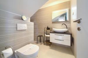 VILLA SOLIS LACUS modern Apartment - private heated pool - Air Conditioning -Smart TV - Free parking