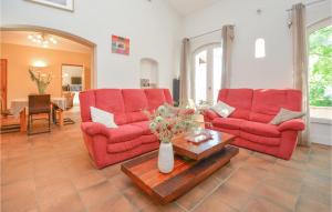 Maisons de vacances Awesome Home In Nmes With Private Swimming Pool, Can Be Inside Or Outside : photos des chambres