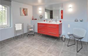 Maisons de vacances Awesome Home In Nmes With Private Swimming Pool, Can Be Inside Or Outside : photos des chambres
