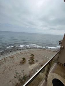 Apartamento a pie de playa con vistas al mar.