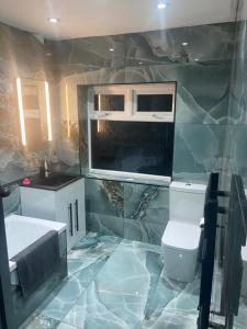 Lovely 2 Bed Full House By The Beach