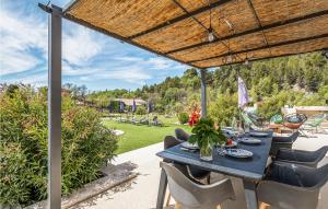 Maisons de vacances Amazing Home In Saignon With Outdoor Swimming Pool, Wifi And 3 Bedrooms : photos des chambres