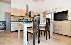 Appartements Awesome Apartment In Flaux With Outdoor Swimming Pool, 1 Bedrooms And Wifi : photos des chambres